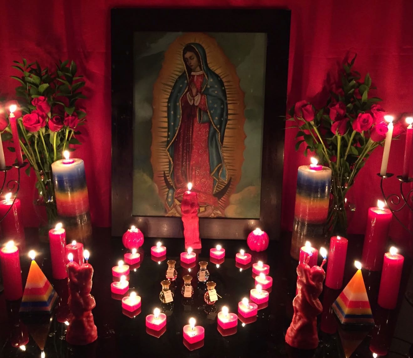 Altar de trabajo con velas y veladoras encendidas