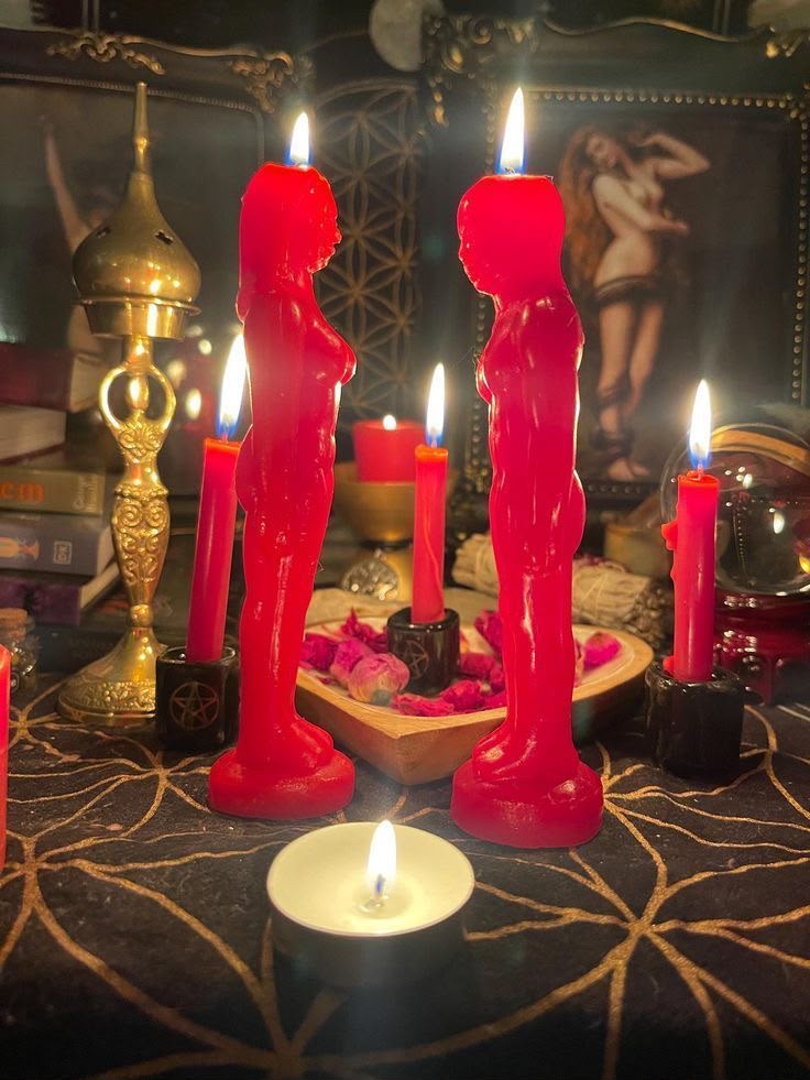 Velas de figura de pareja encendidas sobre el altar